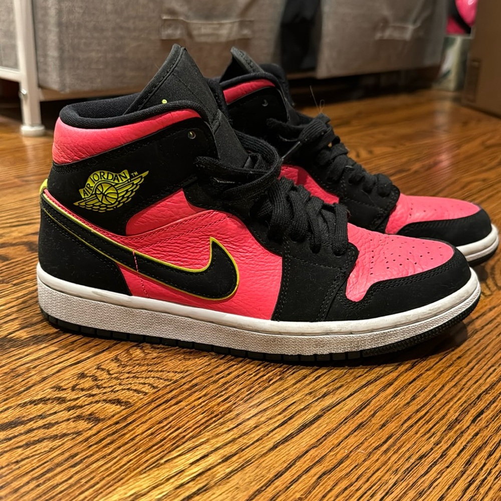 Women’s Air Jordan MID - 🖤💗